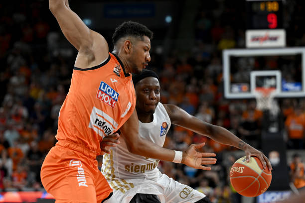 在防守端扮 在防守端扮